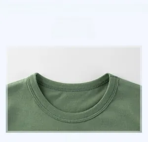 Détail du col d'un t-shirt vert forêt avec une finition de couture à double aiguille