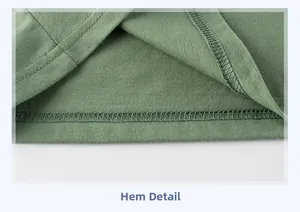 Gros plan sur l'ourlet avec double couture sur un T-shirt en coton vert gazon