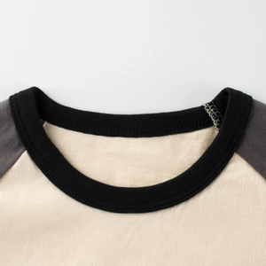 T-shirt à manches raglan pour enfants beige et gris montrant les détails de l'encolure