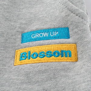 Pantaloni sportivi grigi per bambini con toppe ricamate Grow Up e Blossom