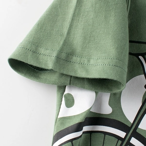 T-shirt pour garçon en coton vert sauge avec ourlet à double aiguille et imprimé lettres