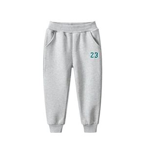 Pantalon de jogging gris pour enfants avec taille élastique et imprimé 23 en vue à plat