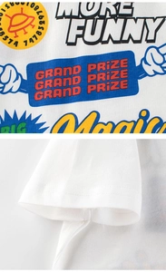 Détail d'un t-shirt blanc en coton avec imprimé pop art et couture double sur la manche