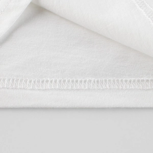 Gros plan sur le tissu en coton blanc d'un t-shirt avec des coutures de qualité