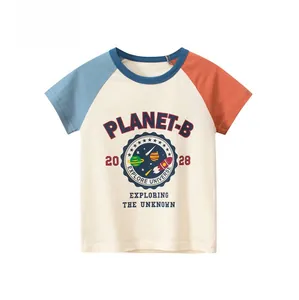 Détail du t-shirt à manches raglan pour enfants avec motif planète et texture coton