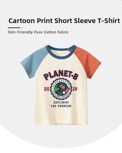 Détail macro du tissu en coton respirant sur le t-shirt raglan enfant motif de l'espace