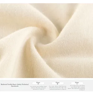 Gros plan sur le tissu en coton blanc cassé avec classification de sécurité textile
