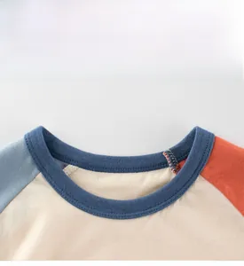 Détail du col rond bicolore sur t-shirt enfant en coton avec finitions soignées