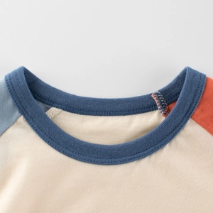 T-shirt manches courtes en coton pour enfants avec manches raglan et col rond bleu contrasté