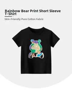 Detail eines schwarzen Baumwoll-T-Shirts mit buntem geometrischem Regenbogen-Bären-Print