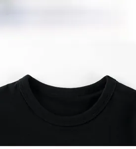 Nahaufnahme eines schwarzen Baumwoll-T-Shirts mit robusten Doppelnadel-Nähten am Kragen