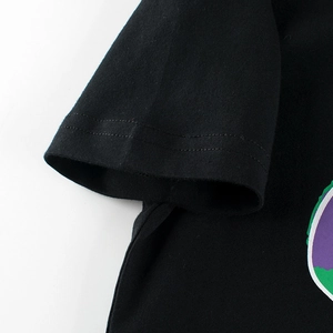 Hochwertiges schwarzes Kinder-T-Shirt aus Baumwolle mit Doppelnaht-Saum und buntem Druck