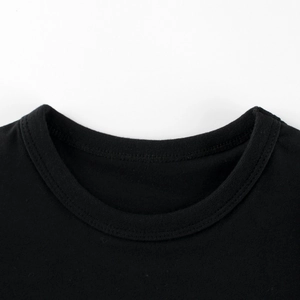 Klassisches schwarzes Rundhals-T-Shirt für Jungen aus weicher Baumwolle mit Doppelnähten