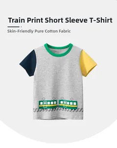 Détail d'un t-shirt enfant en coton doux avec manches colorées et motif de train