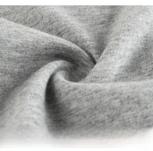 Gros plan sur un tricot gris chiné doux montrant la texture détaillée du textile