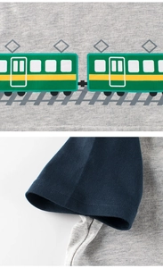Détail d'un t-shirt gris en coton avec motif train vintage et manches contrastées