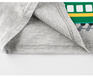 Détail de l'ourlet du t-shirt gris en coton avec coutures fines et motif de train