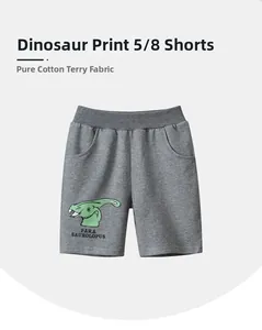 Détail du short gris en coton avec taille élastique côtelée et imprimé dinosaure vert
