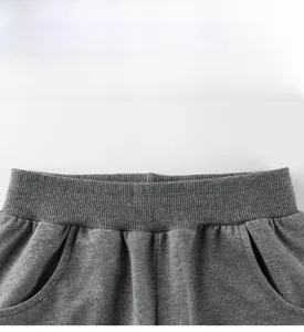 Détail du short en maille gris montrant la taille élastique et les poches latérales
