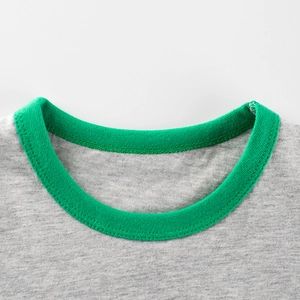 T-shirt gris en coton pour enfant avec col rond vert et finitions de haute qualité