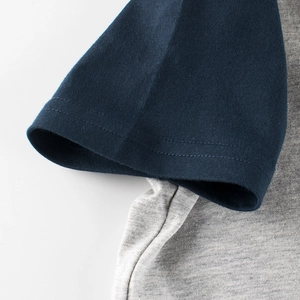 T-shirt enfant gris chiné avec manches raglan bleu marine et coutures doubles précises