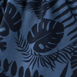 Short d'été garçon avec imprimés tropicaux de feuilles de palmier sur tissu bleu foncé