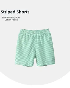 Gros plan du short en coton à rayures vertes et blanches avec taille élastique