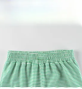 Détail de la taille élastique du short en coton à rayures vertes et blanches