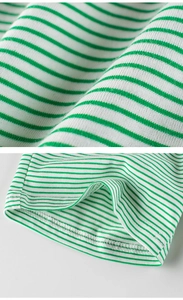 Détail macro du tricot de coton rayé vert et blanc avec coutures plates à double aiguille