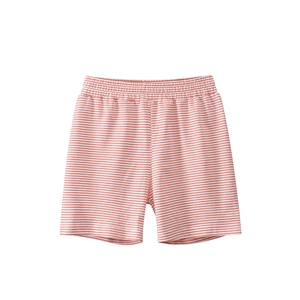 Short rayé orange et blanc en coton pour enfants avec taille élastique sur fond blanc