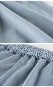 Detalle de la cintura elástica y el tejido de punto gris azulado de los pantalones cortos