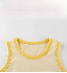 Dettaglio canotta in maglia color crema con scollo a costine giallo e trama in cotone