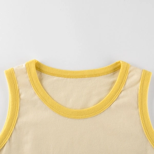 Gilet in cotone per bambini senza maniche beige con bordo giallo e scollatura tonda