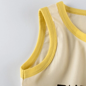 Canotta per bambini in cotone beige con bordo a coste giallo e stampa grafica vivace
