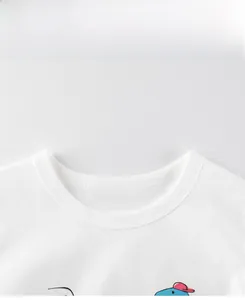 Détail du col rond en coton blanc avec des coutures soignées et une texture tricotée
