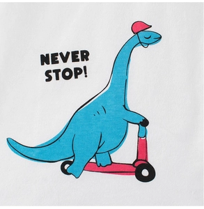 Gros plan d'un dinosaure mignon en trottinette imprimé sur un t-shirt en coton blanc