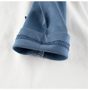 Détail des manches contrastées bleu marine et maille de coton douce pour t-shirt enfant