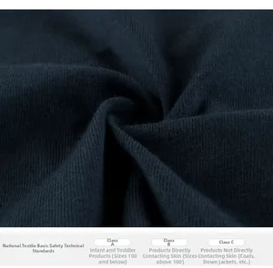 Detaillierte Makroansicht des dunkelblauen Baumwollgewebes für Jungen Langarm-T-Shirts