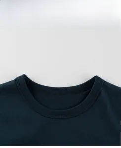 Detailansicht der verstärkten Rundhalsausschnitt-Nähte am dunkelblauen Jungen Langarmshirt