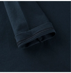 Detailansicht der präzisen Vierfaden-Overlocknaht am marineblauen Baumwoll-Langarmshirt