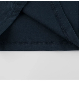 Detailansicht der hochwertigen Doppelnaht am Saum des dunkelblauen Kinder Langarmshirts