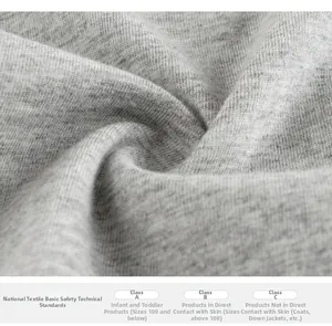 Macro du tissu en maille gris chiné respirant avec détails des normes de sécurité textile