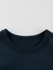 Dunkelblaues Langarmshirt für Jungen mit Dinosaurier-Motiv und feiner Naht am Rundhals