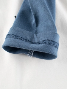 Détail des poignets contrastés et des coutures sur ce t-shirt à manches longues garçon