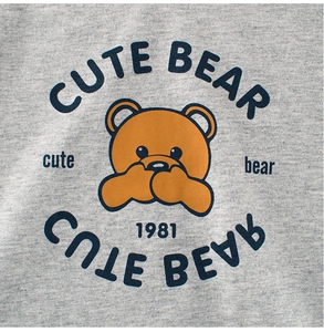 Detail des niedlichen Bärenprints und grauen Strickstoffs auf dem Kinder-Langarmshirt