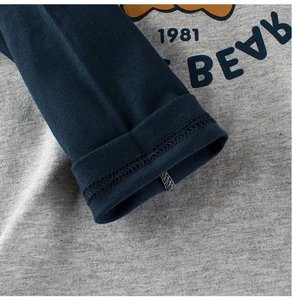 Detail eines grauen Kinder-T-Shirts mit Bären-Print 1981 und Rippbündchen am Ärmel