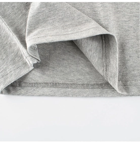 Detailaufnahme der Doppelnaht am Saum eines hellgrauen Baumwoll-T-Shirts für Kinder