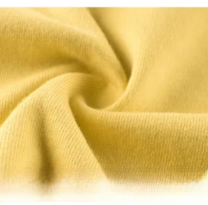 Gros plan détaillé du tissu en coton côtelé jaune vif pour chemise d'enfant