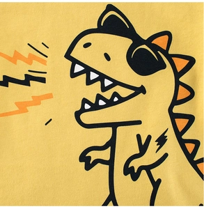 Détail d'un t-shirt jaune pour enfant avec imprimé T-Rex et texture du tricot de coton