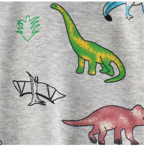 Detalle macro de estampado de dinosaurios coloridos en forro polar gris para niños